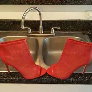 MAKE A OFFER LOOKING TO SELL TODAY Red heels